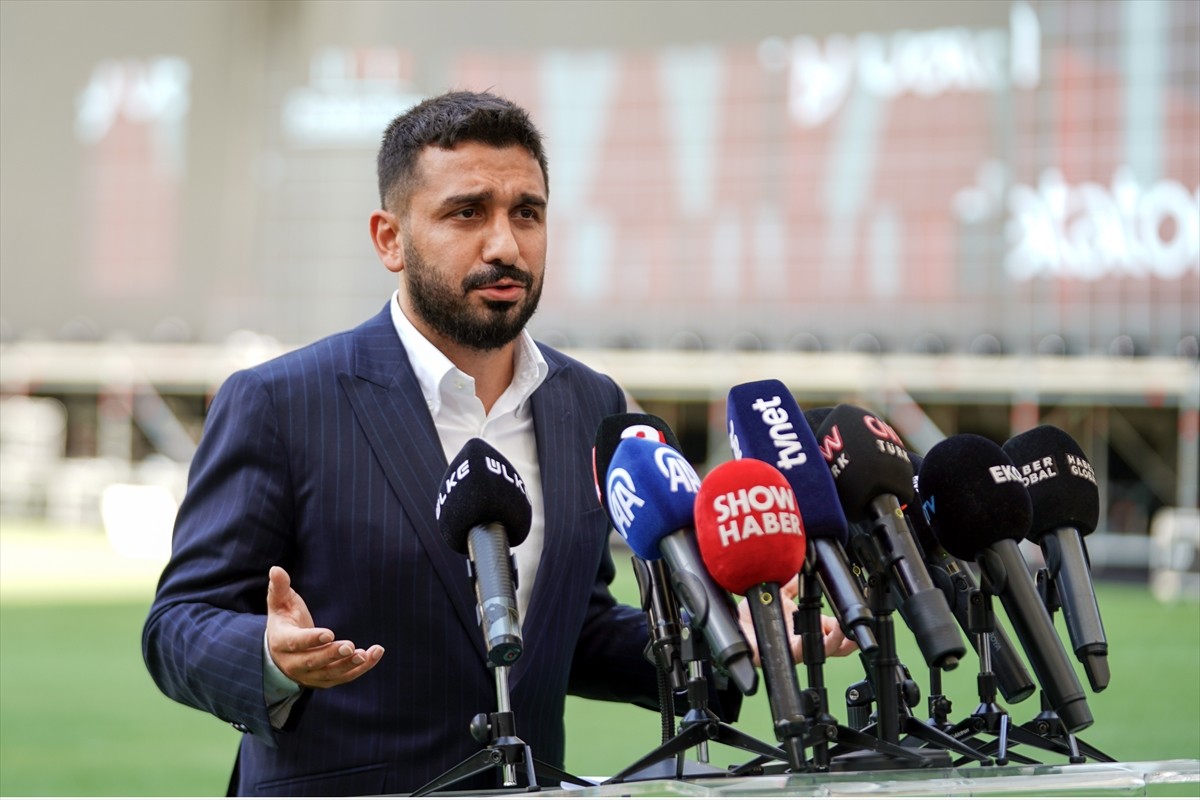 TÜGVA Genel Başkanı İbrahim Beşinci, Beşiktaş TÜPRAŞ Stadyumu'nda düzenlenen basın toplantısında...