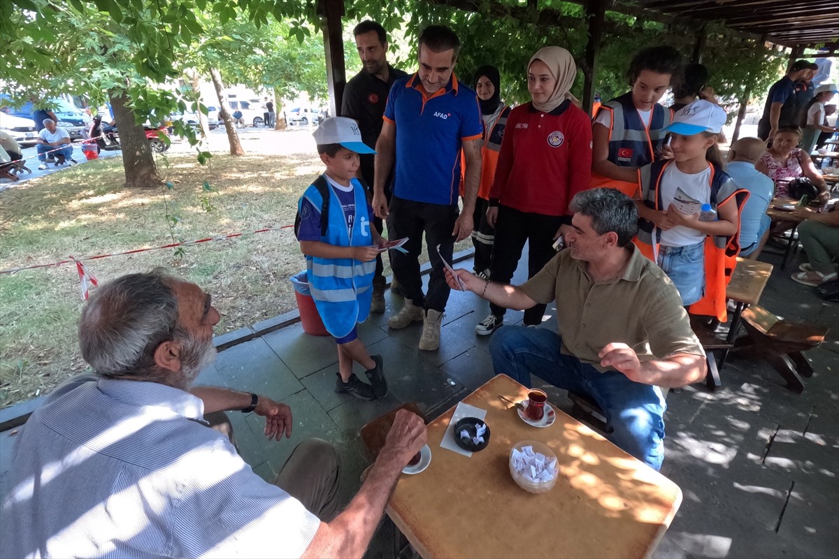 Tunceli’de öğrenciler, İl Afet ve Acil Durum Müdürlüğü (AFAD) ekipleri eşliğinde vatandaşlara afet...