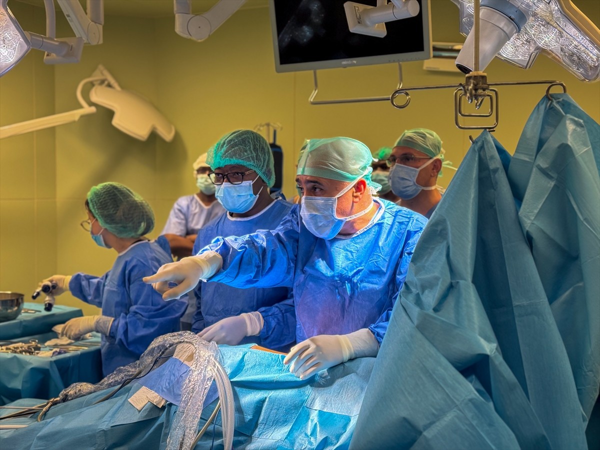  Türk doktorların da aralarında bulunduğu, Türkiye'den gelen 27 kişilik uzman ekip, Batı Afrika...