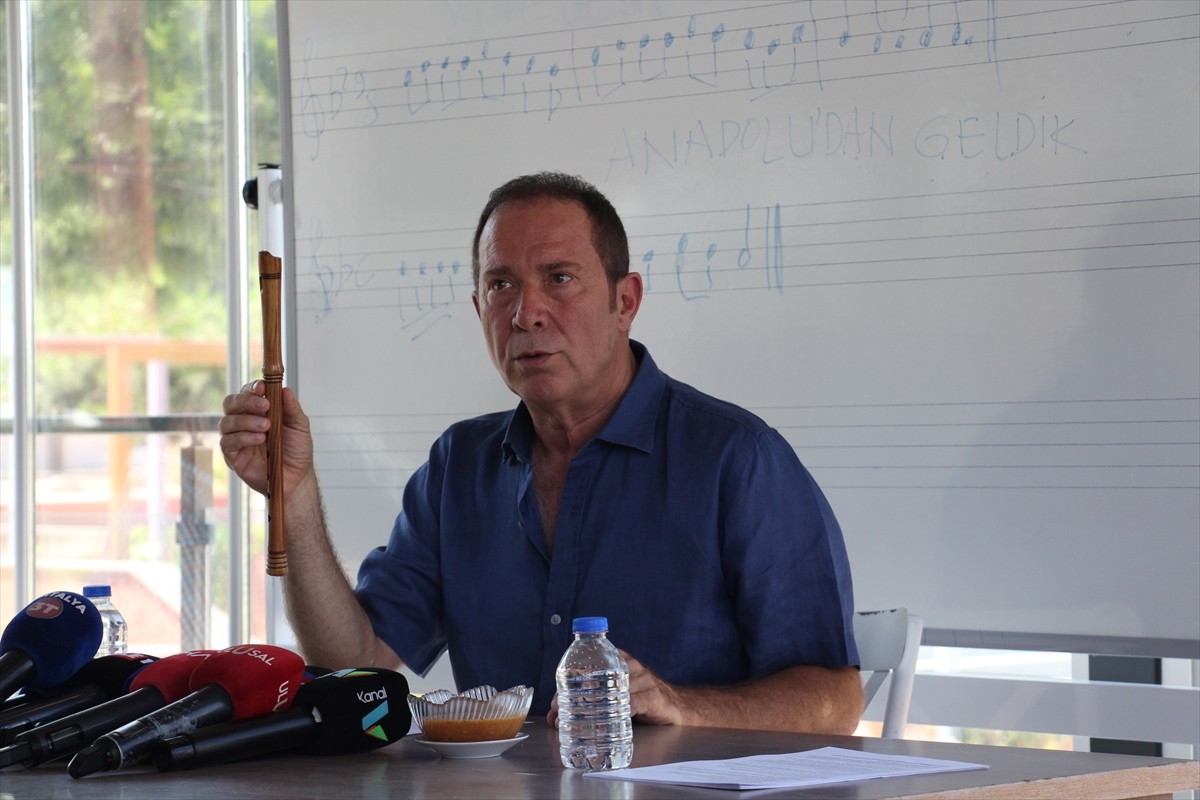 Türk Halk Müziği sanatçısı Sümer Ezgü, Konyaaltı ilçesindeki Sümer Ezgü Sanat Akademisi'nde...