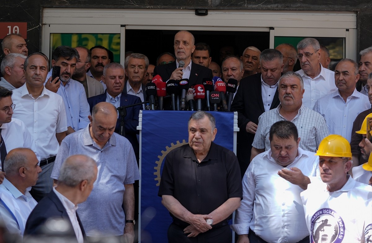 TÜRK-İŞ Genel Başkanı Ergün Atalay, kamudaki yaklaşık 600 bin işçiyi ilgilendiren Kamu Toplu İş...