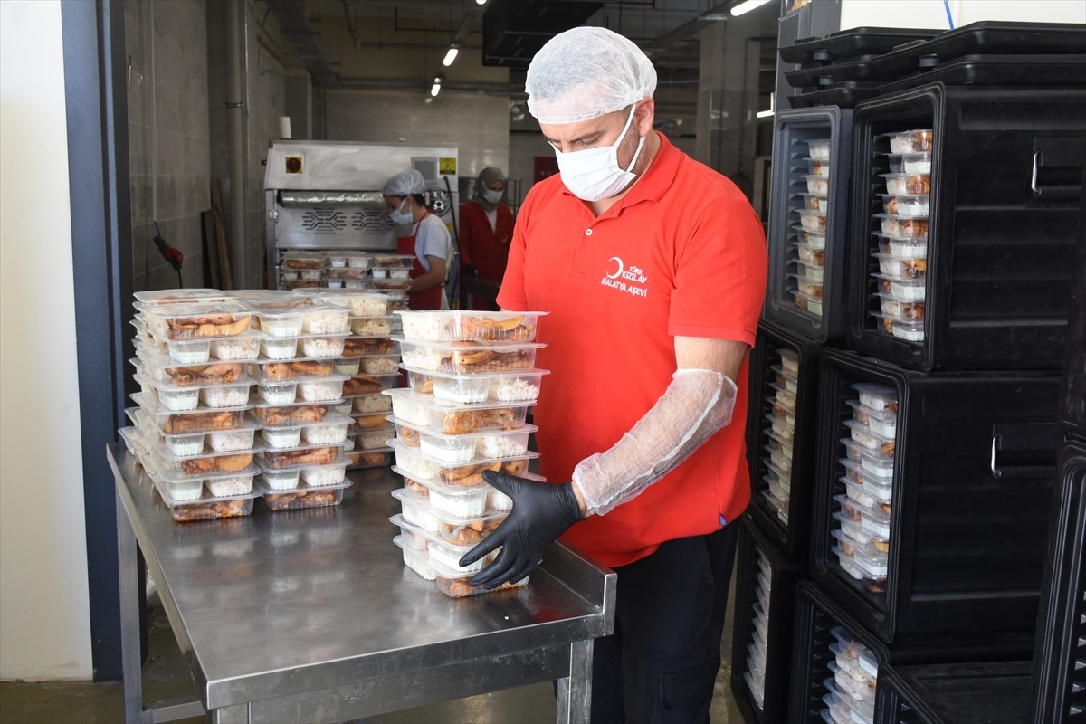 Türk Kızılay Malatya Şubesi bünyesinde kurulan aşevinden, ihtiyaç sahipleri için hazırlanan bin...