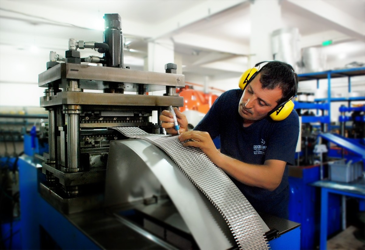 Türk savunma sanayisinde önemli roller üstlenen KOBİ'ler, sektörün "uluslararası vitrininde" ürün...