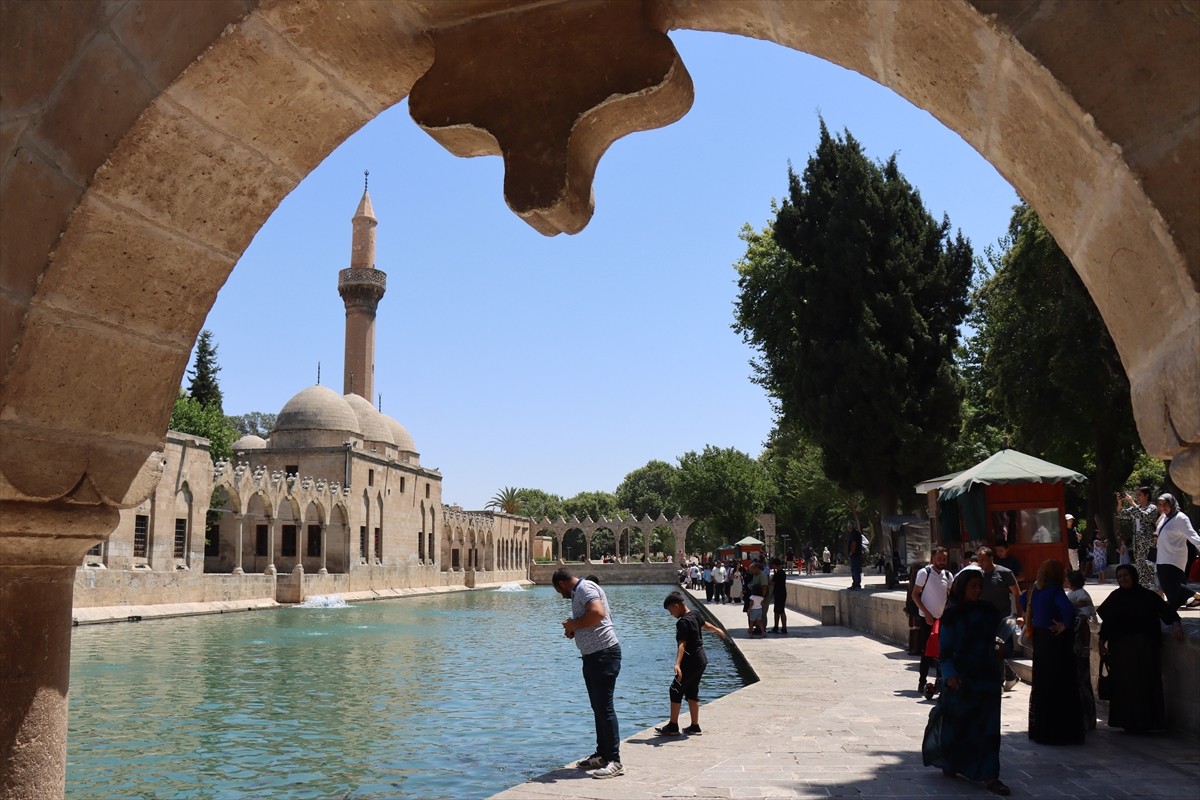 Türkiye'de sıcaklığın en yüksek ölçüldüğü kentlerden biri olan Şanlıurfa'da termometreler 52...