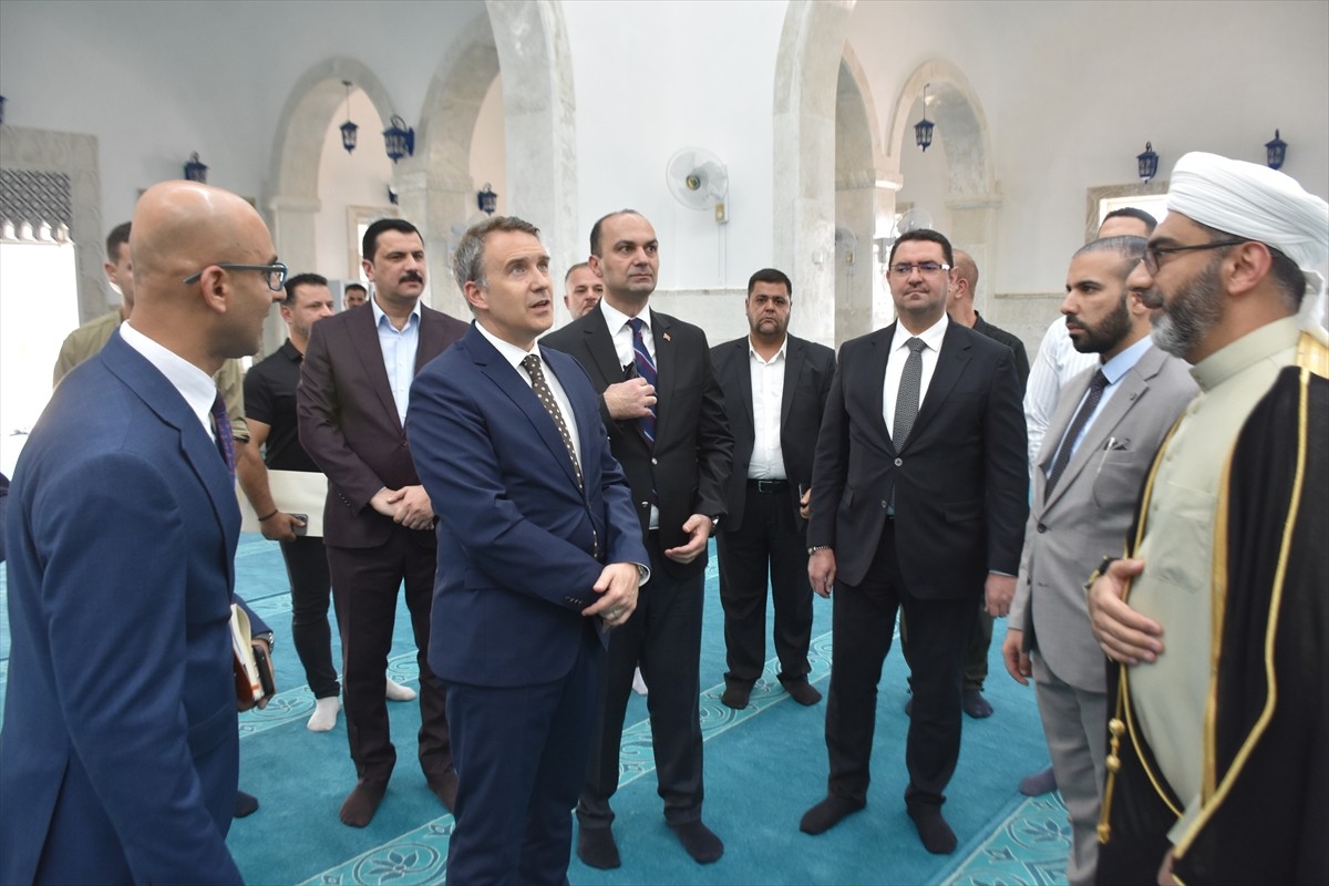 Türkiye'nin Bağdat Büyükelçisi Anıl Bora İnan (ortada), Irak'ın Musul kentini ziyaret...