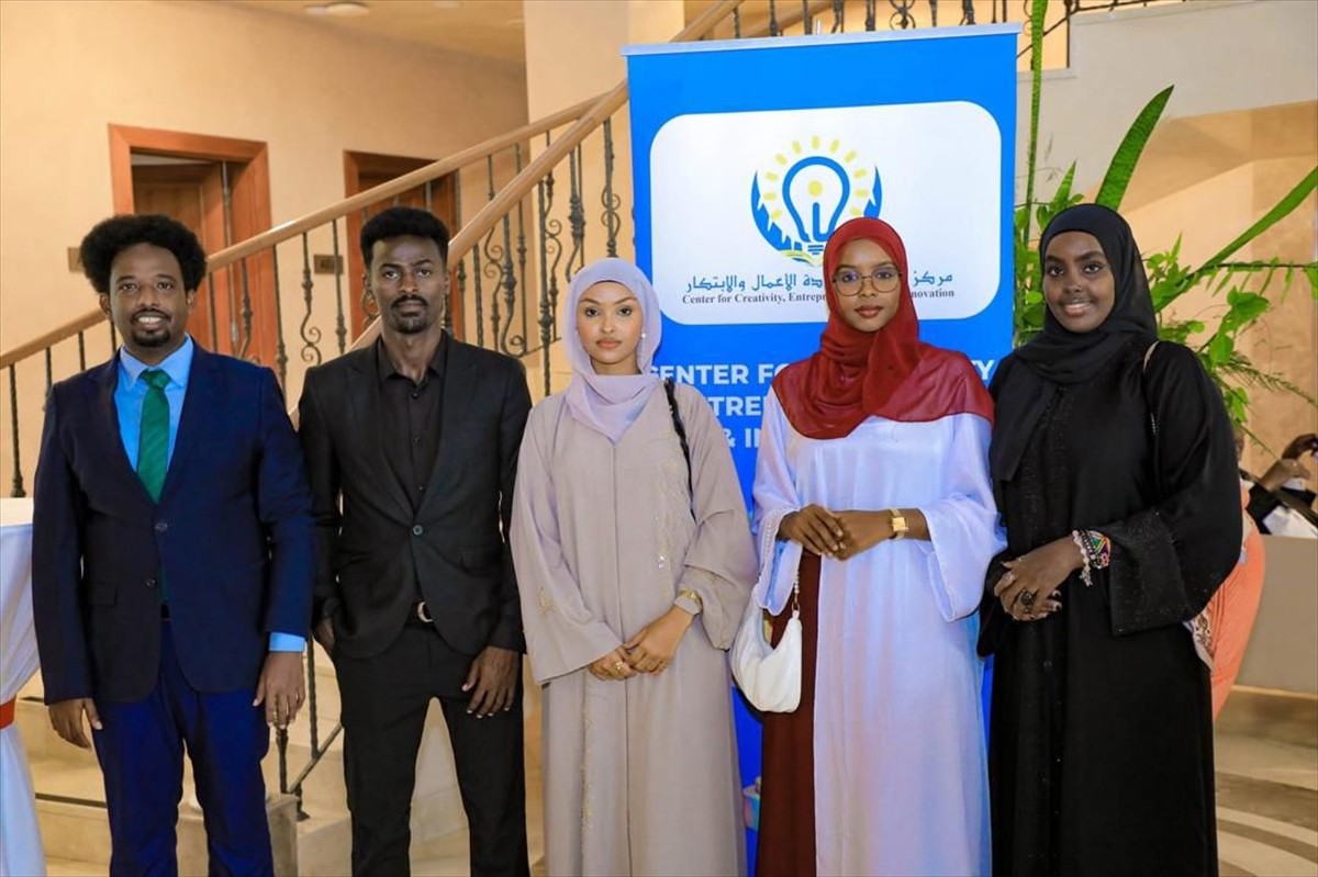 Türkiye'nin Mogadişu Büyükelçiliği, Somali'de gençlerin, ülkenin temel sorunlarına yönelik çözüm...