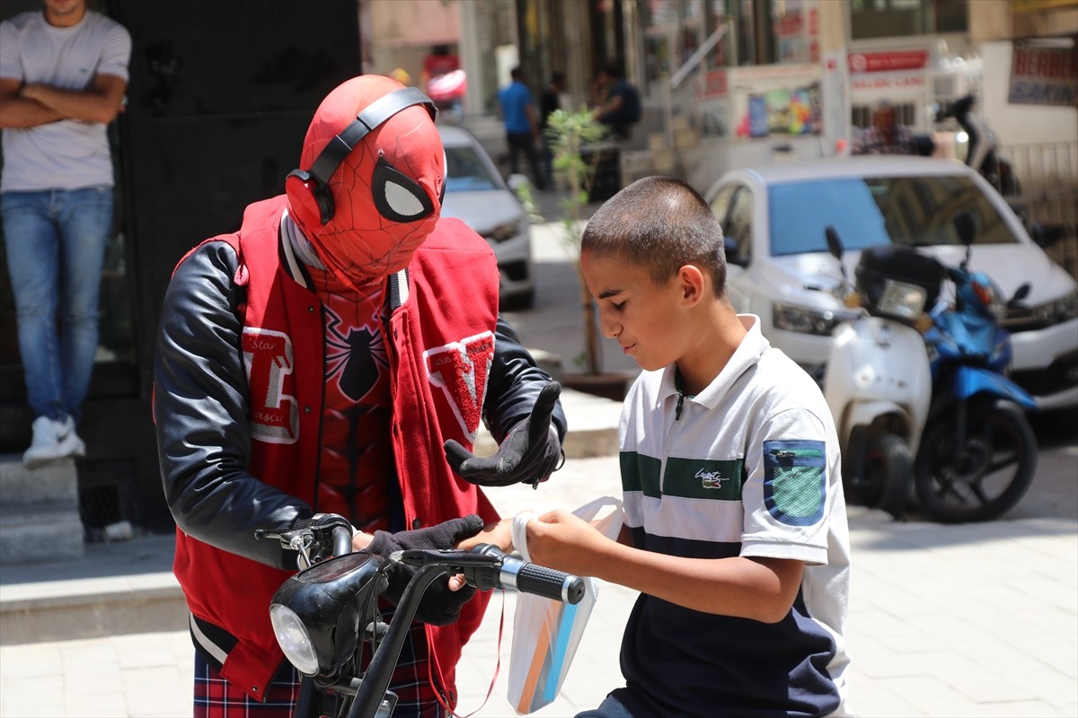 Türkiye'yi "Örümcek Adam" kostümüyle gezme hayaliyle memleketi İzmir'den yola çıkan 26 yaşındaki...