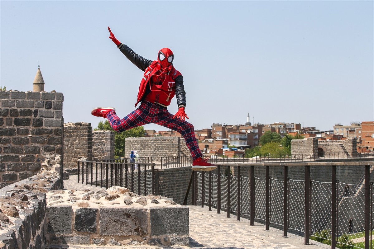 Türkiye'yi "Örümcek Adam" kostümüyle gezme hayaliyle memleketi İzmir'den yola çıkan Ayaz Salih...