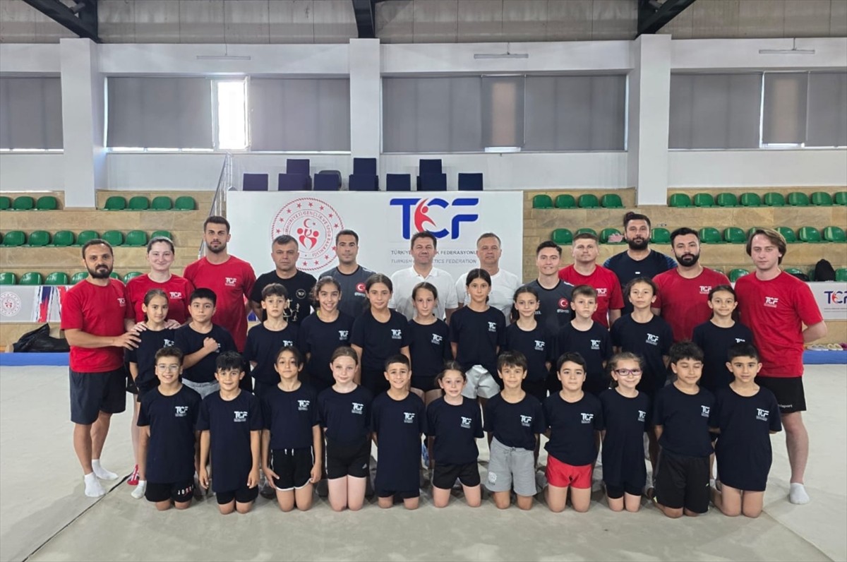 Türkiye Cimnastik Federasyonu Başkanı Suat Çelen, İstanbul'daki Trampolin Cimnastik Gelişim...