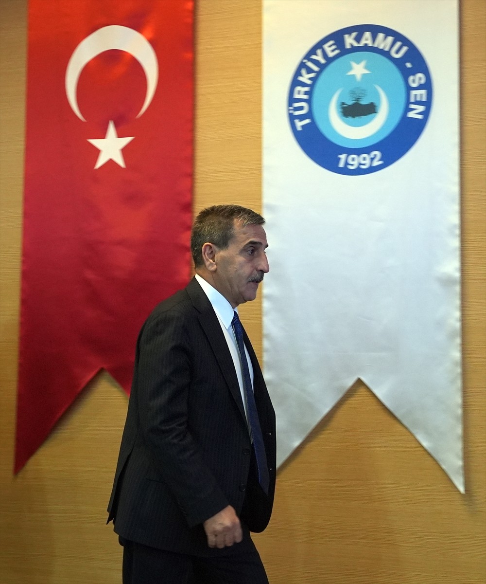 Türkiye Kamu-Sen Genel Başkanı Önder Kahveci, konfederasyon genel merkezinde düzenlediği basın...