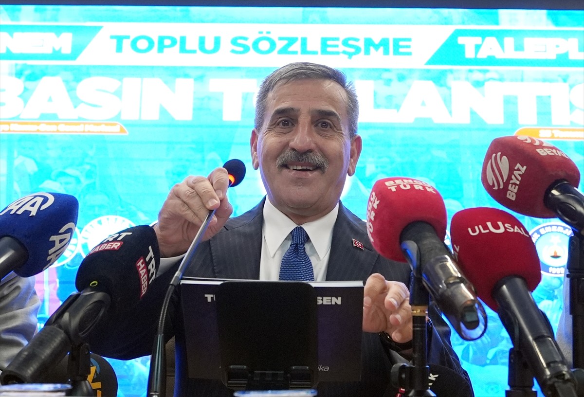 Türkiye Kamu-Sen Genel Başkanı Önder Kahveci, konfederasyon genel merkezinde düzenlediği basın...