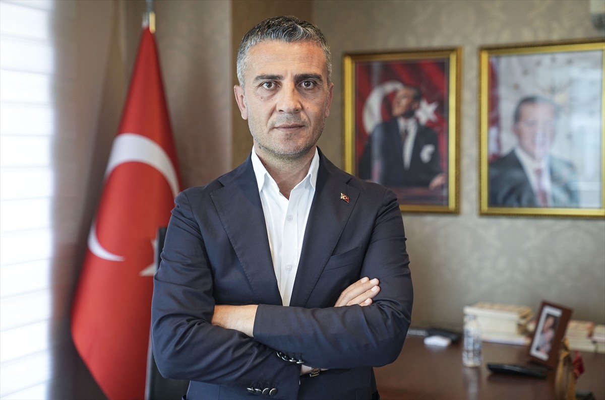 Türkiye Yüzme Federasyonu Başkanı Erkan Yalçın, spor kulüpleri ve okullarında kıyafet zorunluluğu...