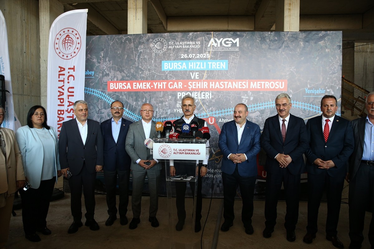 Ulaştırma ve Altyapı Bakanı Abdulkadir Uraloğlu, Bursa Hızlı Tren Gar Binası'nda düzenlenen Raylı...