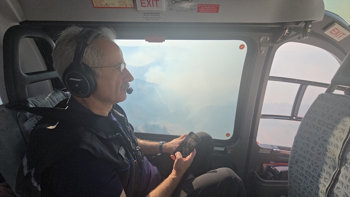 Ulaştırma ve Altyapı Bakanı Abdulkadir Uraloğlu, Yangın Harekat Merkezi'nde, bölgede devam eden...