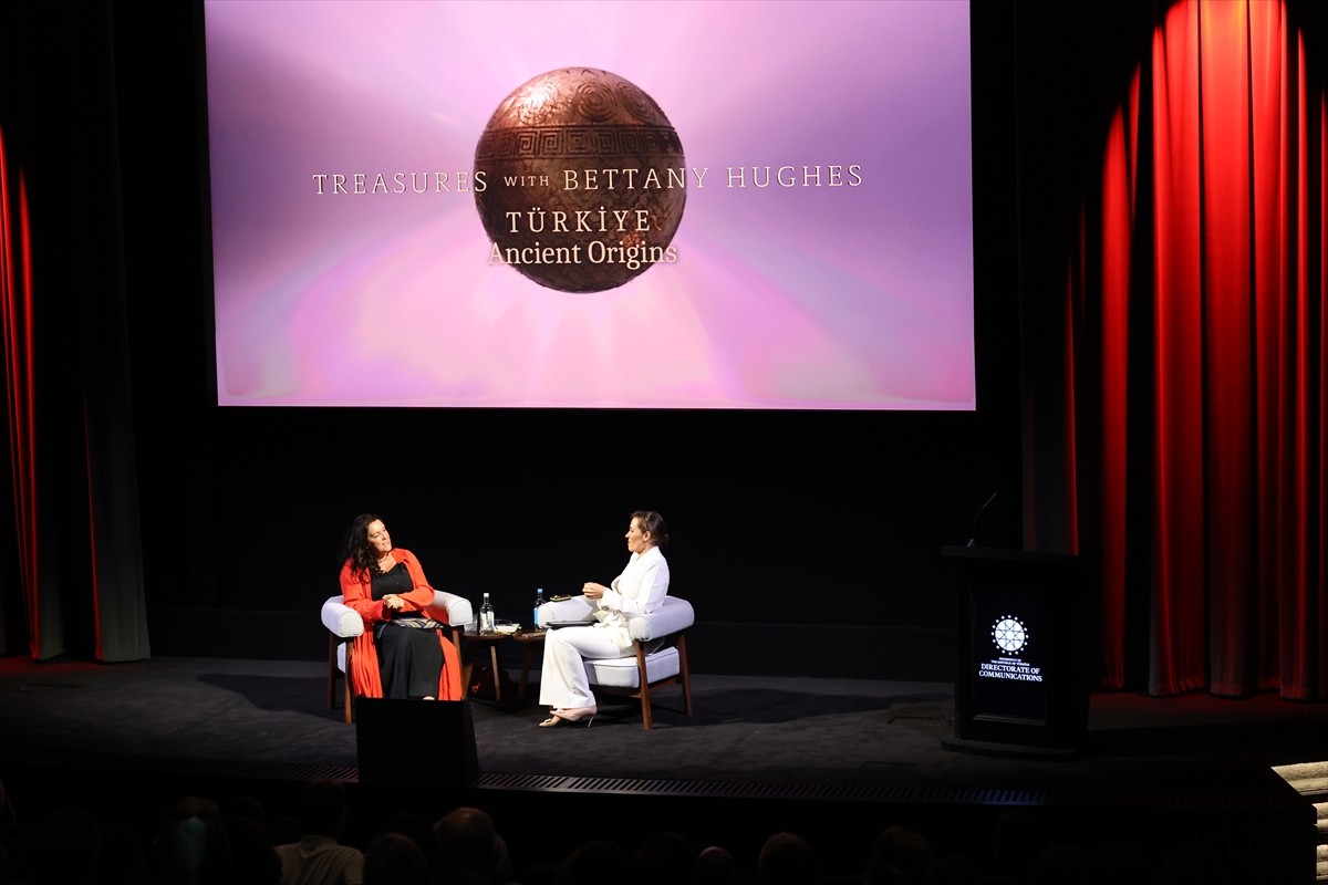 Ünlü İngiliz tarihçi Bettany Hughes'un (solda) Türkiye'nin sahip olduğu kültür mirasını işlediği...