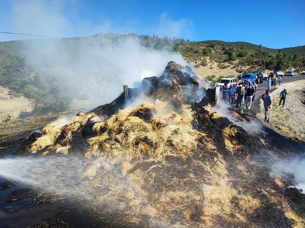 Uşak’ın Sivaslı ilçesinde alev alan saman yüklü kamyonetteki çift ağır yaralandı.