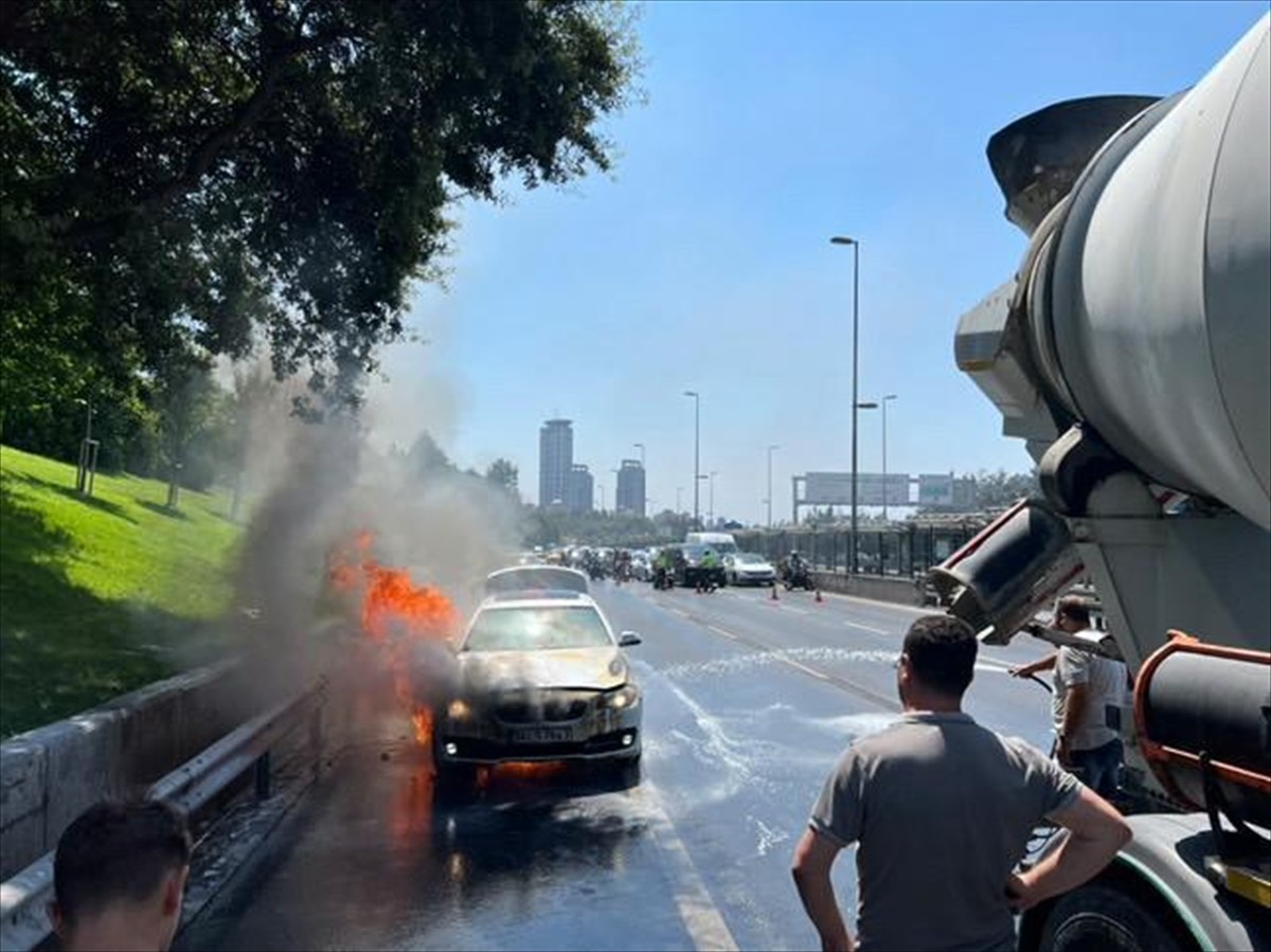 Üsküdar'da seyir halindeki otomobil, çıkan yangında kullanılamaz hale geldi.