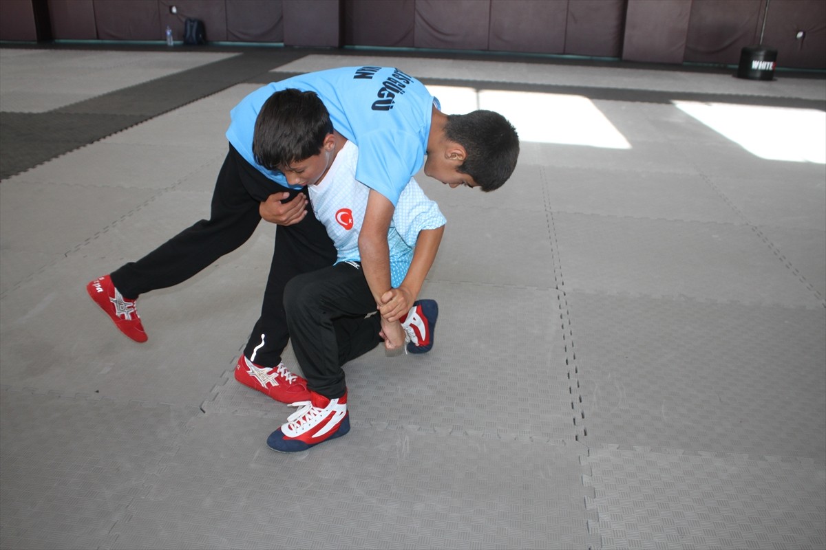 Van'da Emniyet Müdürlüğü bünyesinde kurulan Polis Gücü Gençlik ve Spor Kulübü Derneği sayesinde...