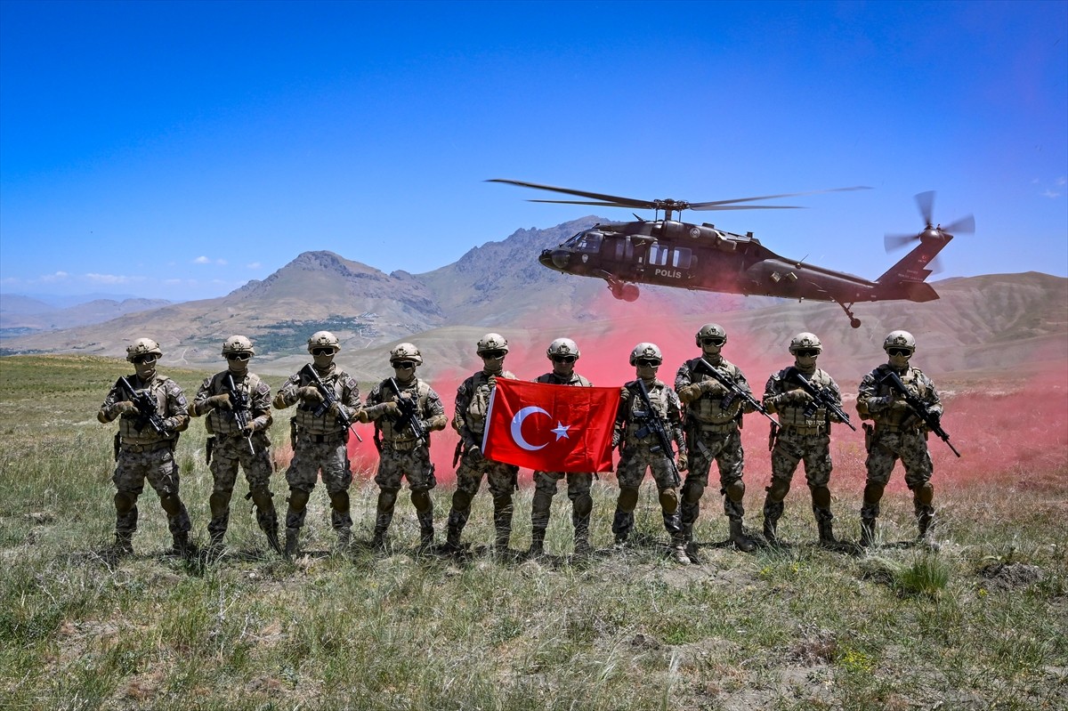 Van'da görevli özel harekat polisleri (PÖH), her an göreve hazır olmak, operasyonel başarıyı...