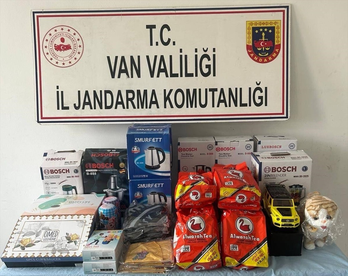 Van'da jandarma ekiplerince gerçekleştirilen kaçakçılık operasyonlarında 10 şüpheli gözaltına...