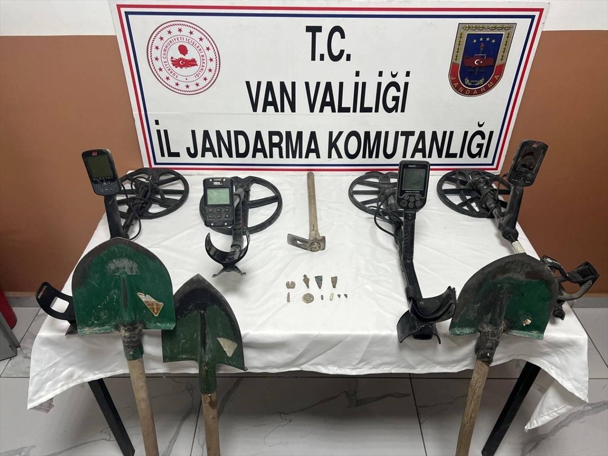 Van'da jandarma ekiplerince gerçekleştirilen kaçakçılık operasyonlarında 32 şüpheli gözaltına...