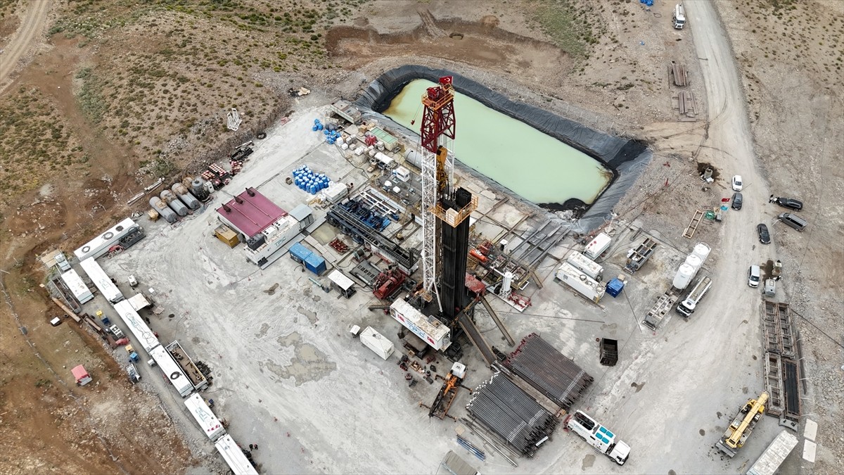 Van'ın Çatak ilçesinde Türkiye Petrolleri Anonim Ortaklığı (TPAO) tarafından başlatılan petrol...