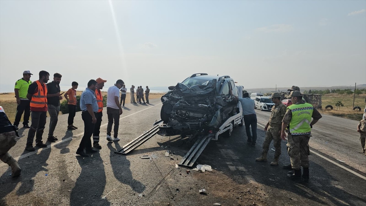  Van'ın Muradiye ilçesinde, minibüsle otomobilin çarpışması sonucu 14 kişi yaralandı. Muradiye...