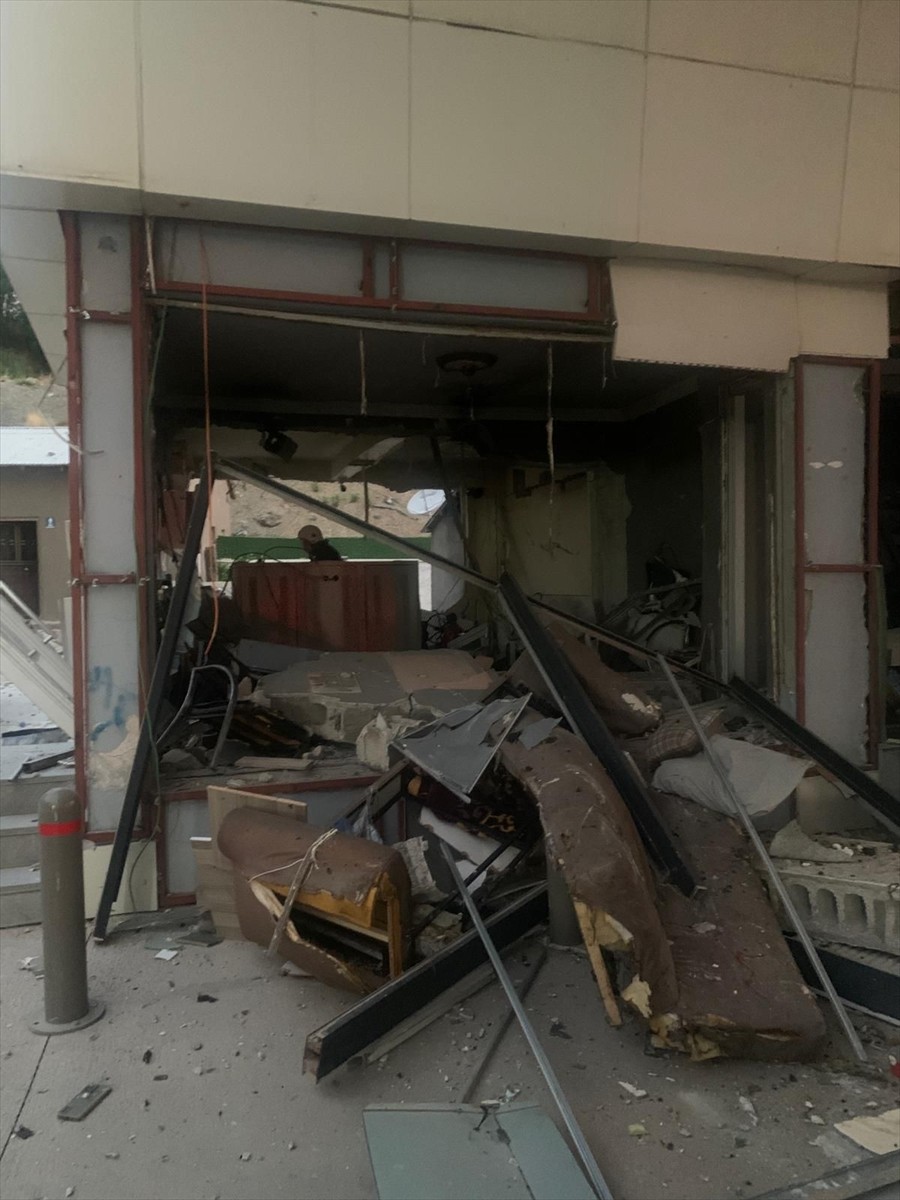 Van'ın Özalp ilçesinde akaryakıt istasyonunda meydana gelen patlamada 1 kişi ağır yaralandı.