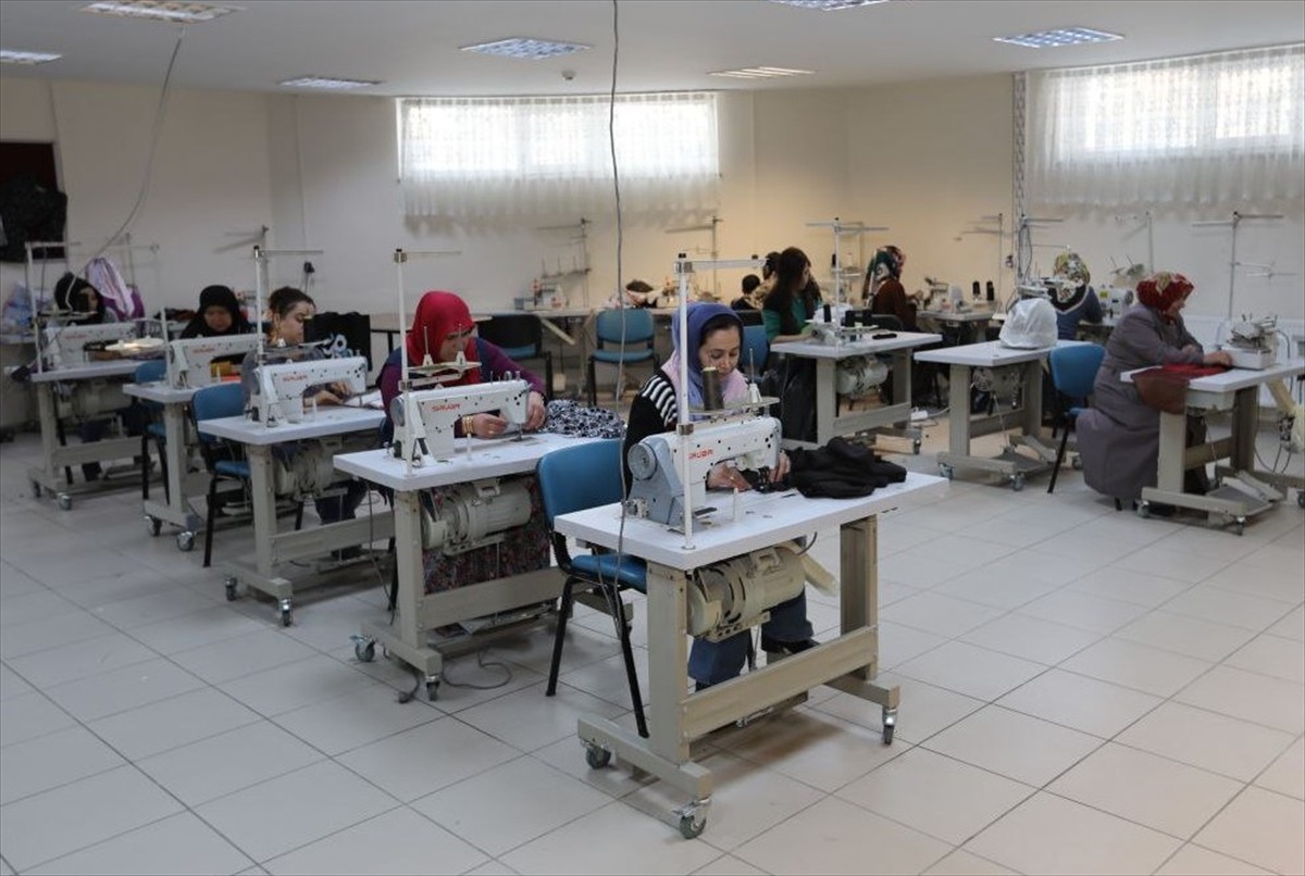 Van Büyükşehir Belediyesi tarafından açılan kurslara katılan 250 kadın, hem meslek öğreniyor hem...