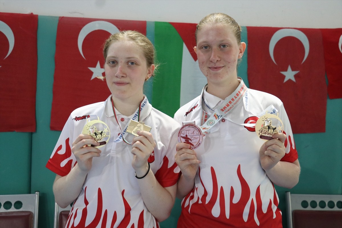 Wushu sporcusu 18 yaşındaki ikiz kardeşler Ecrin (sağ) ve Ceylin Çokhamur, antrenörlüklerini yapan...