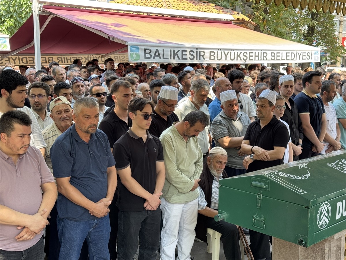 Yabancı dil eğitimi için gittiği ABD'de trafik kazasında yaşamını yitiren Salih Koç'un cenazesi...