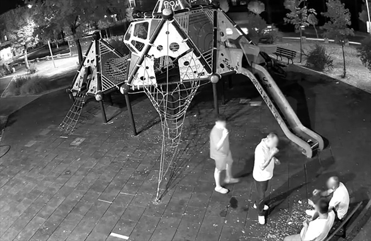 Yalova'da oturdukları parkta çekirdeklerin kabuklarını yere atan kişileri güvenlik kamerasından...