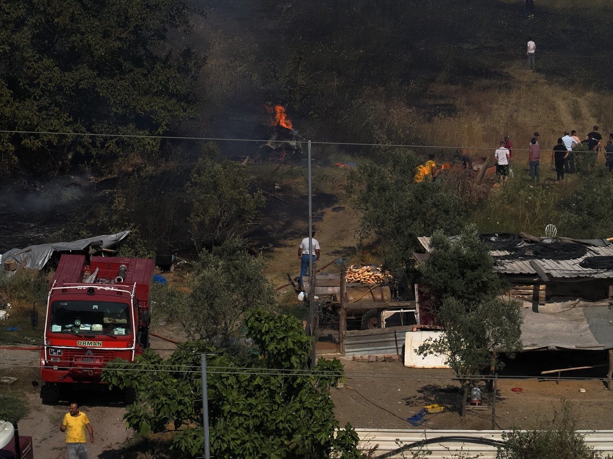 Yalova'nın Çiftlikköy ilçesinde çıkan arazi yangını itfaiye ekiplerinin müdahalesiyle...