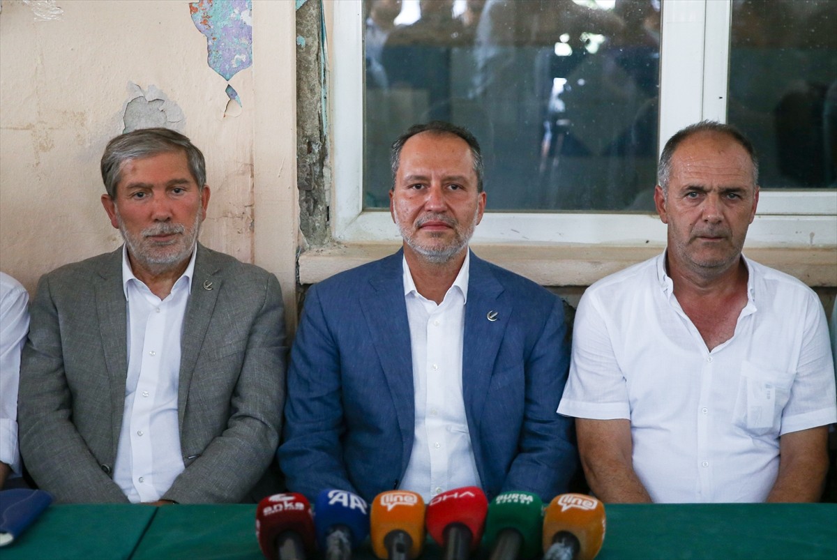 Yeniden Refah Partisi Genel Başkanı Fatih Erbakan (ortada), yangından etkilenen Bursa'nın Gürsu...