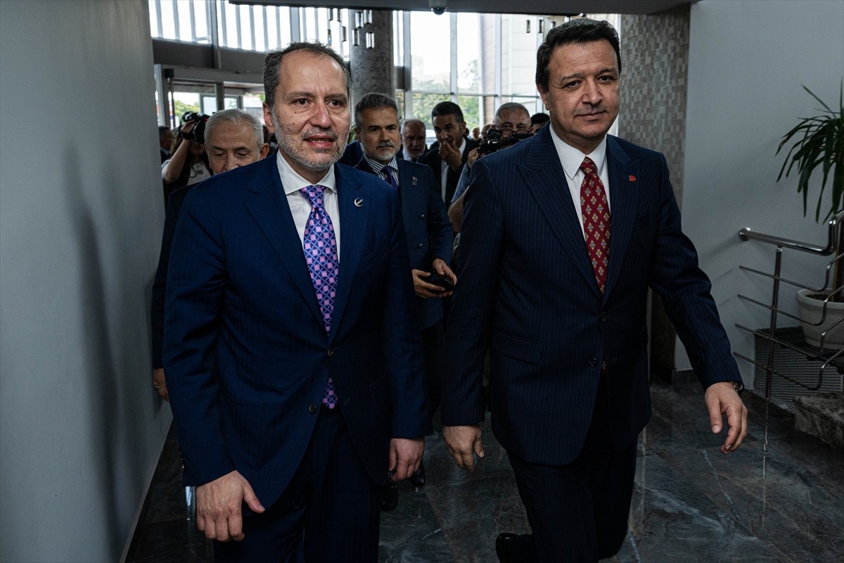 Yeniden Refah Partisi Genel Başkanı Fatih Erbakan (solda), Saadet Partisi Genel Başkanı Mahmut...