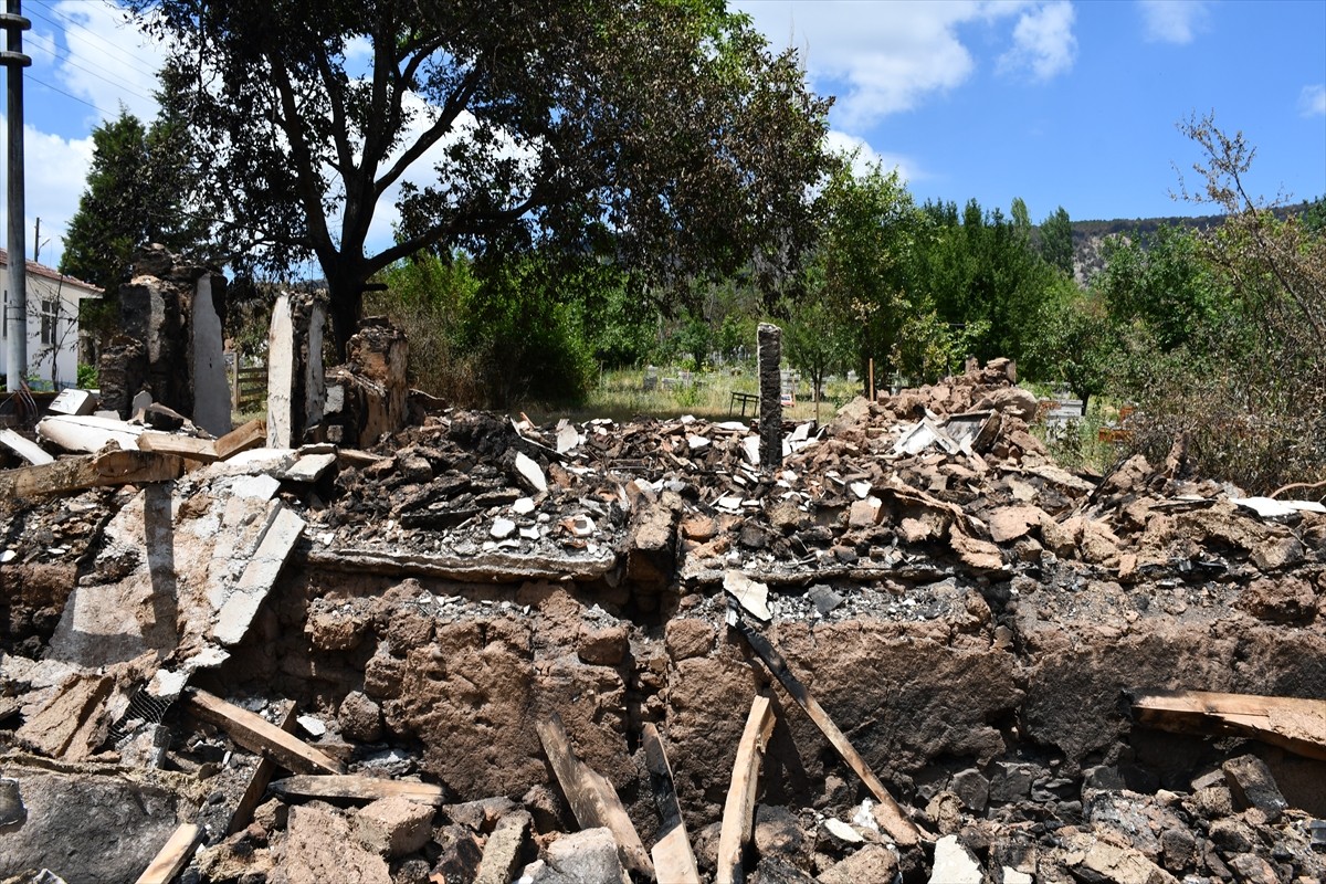 Yıllar önce yaşadıkları yangınlarda evleri kullanılamaz hale gelen Bilecik'in Gölpazarı ilçesi...