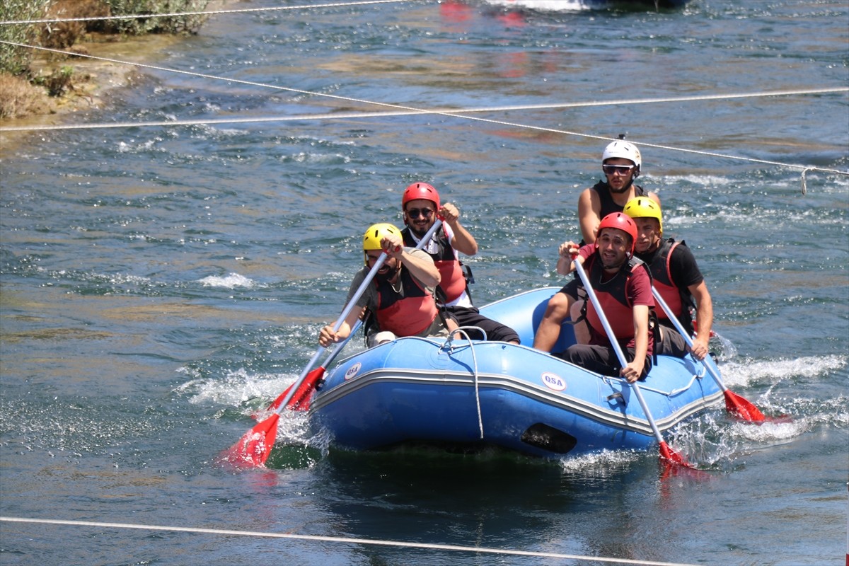 Yozgat Çekerek Irmağı'ndaki yapay rafting parkuru, yaz aylarında doğa ve macera tutkunlarına ev...