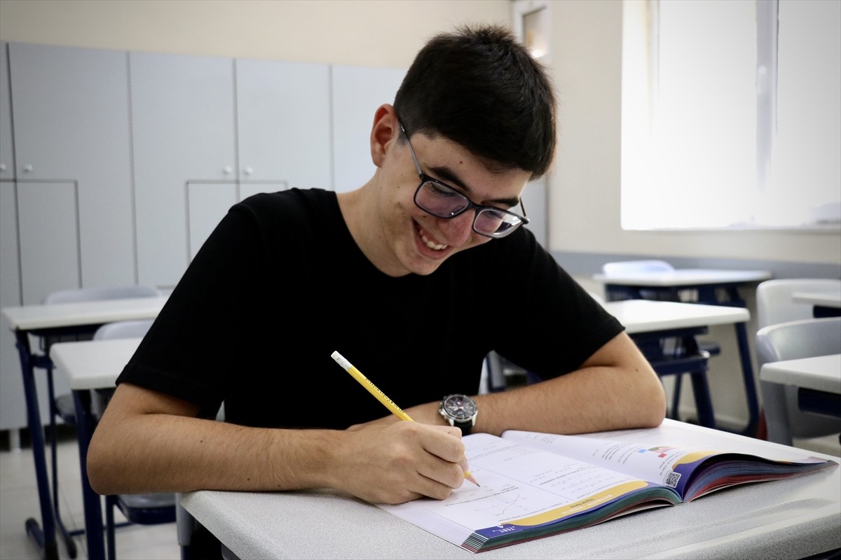 Yükseköğretim Kurumları Sınavı'nın (YKS) Yabancı Dil Testi'ndeki (YDT) başarısıyla Türkiye...