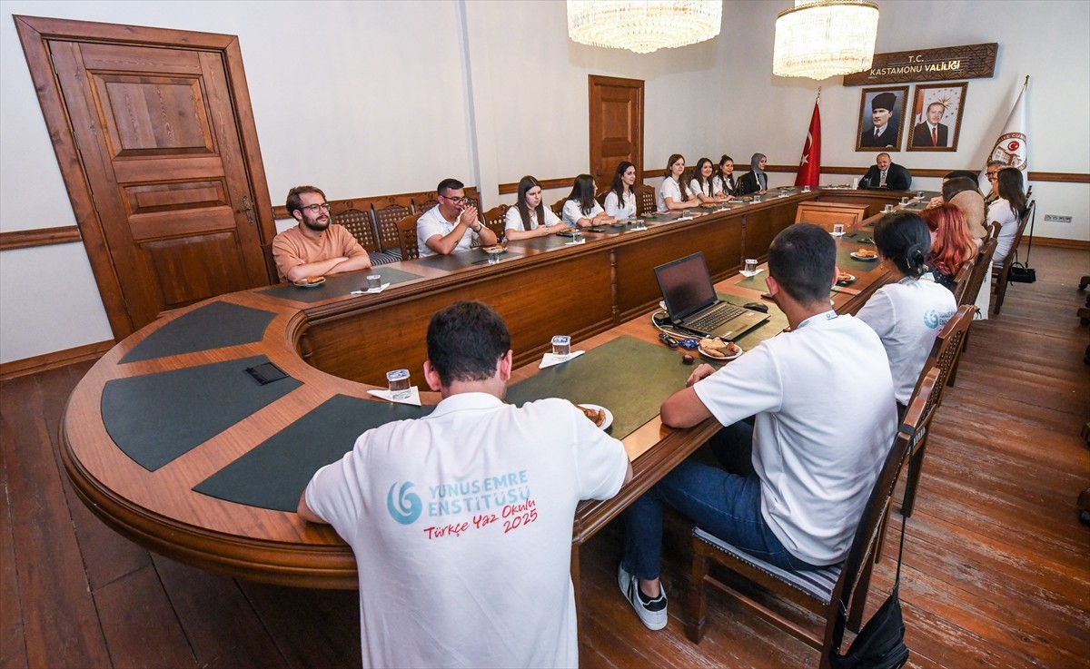 Yunus Emre Enstitüsünün (YEE) yaz okulları kapsamında Kastamonu'da bulunan 14 ülkeden 16 öğrenci...