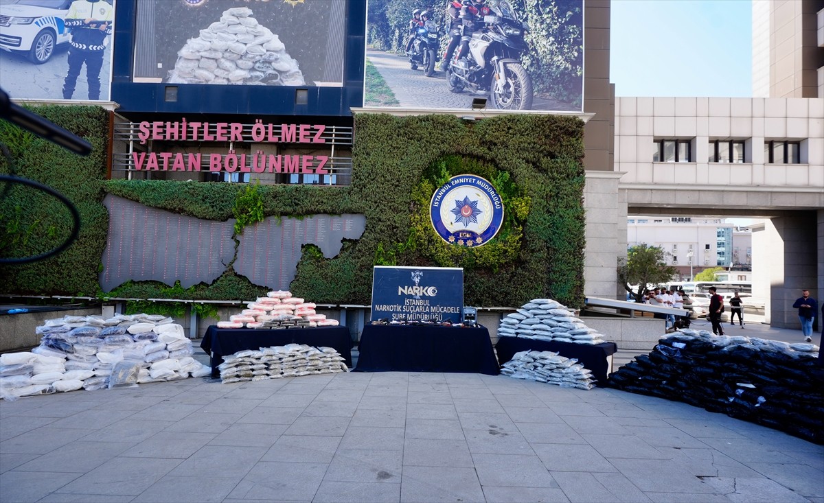  Yurt dışından Türkiye'ye uyuşturucu madde soktukları belirlenen yasa dışı suç örgütlerine yönelik...