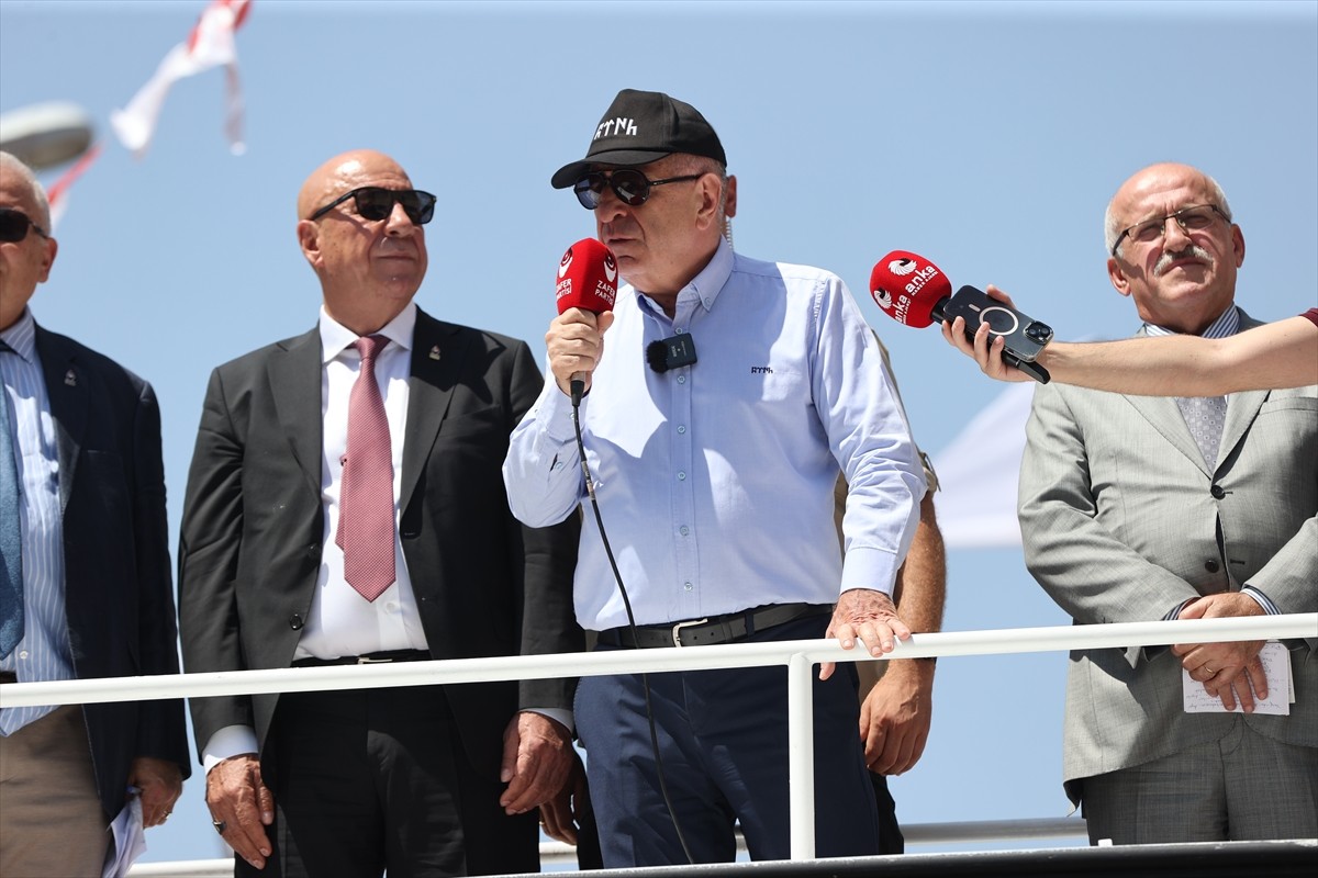 Zafer Partisi Genel Başkanı Ümit Özdağ, Nevşehir'de Lale Caddesi'nde partililere hitap etti.