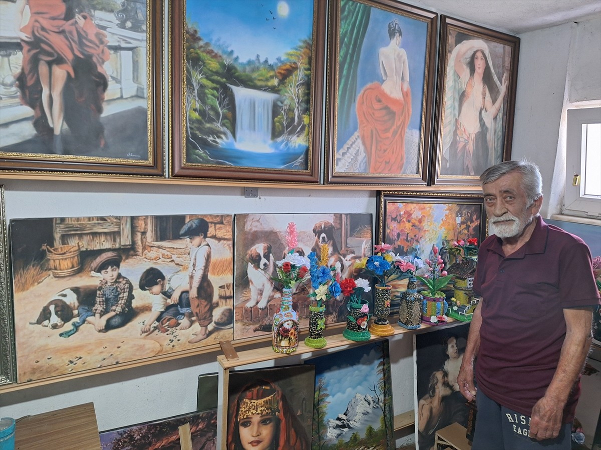 Zonguldak'ın Alaplı ilçesinde yaşayan 78 yaşındaki emekli işçi Mithat Altay, atölyeye çevirdiği...