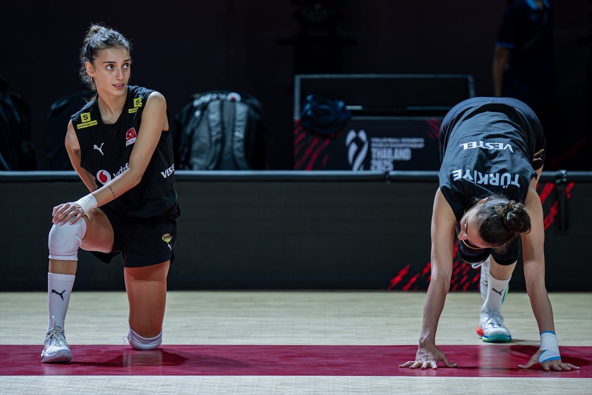 A Milli Kadın Voleybol Takımı, Tayland'da düzenlenecek Dünya Şampiyonası'nın hazırlıklarına devam...