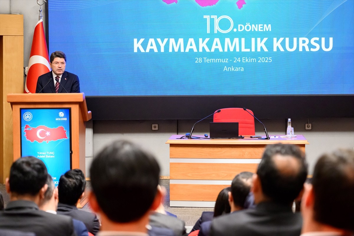 Adalet Bakanı Yılmaz Tunç, 110. Dönem Kaymakamlık Kursu'nda kaymakam adaylarıyla bir araya gelerek...