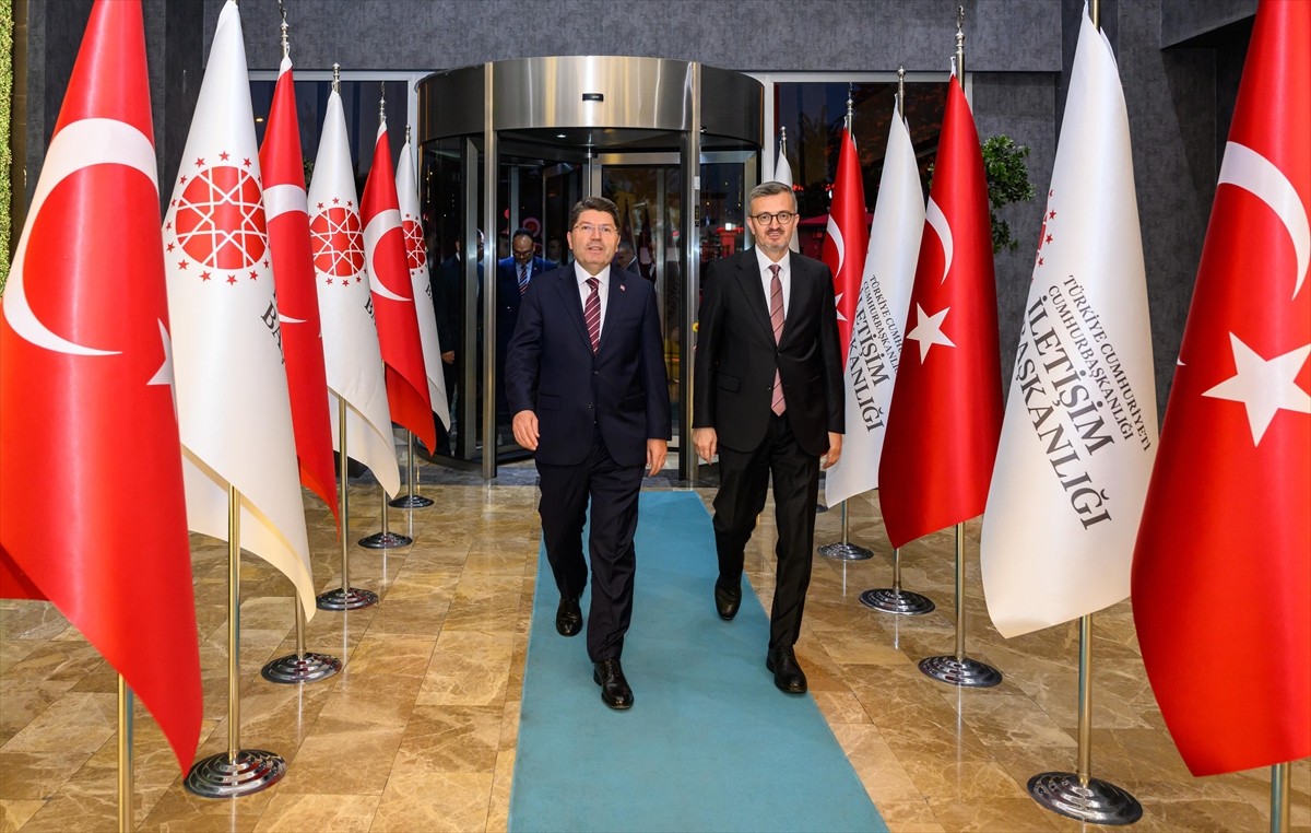 Adalet Bakanı Yılmaz Tunç (solda), Cumhurbaşkanlığı İletişim Başkanı Burhanettin Duran (sağda) ile...