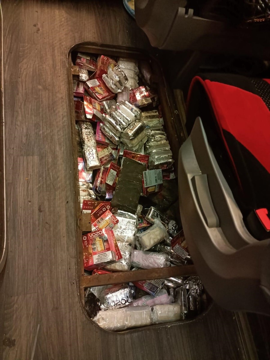 Adana'da bir yolcu otobüsünün zemininde oluşturulan gizli bölmede gümrük kaçağı 990 elektronik...