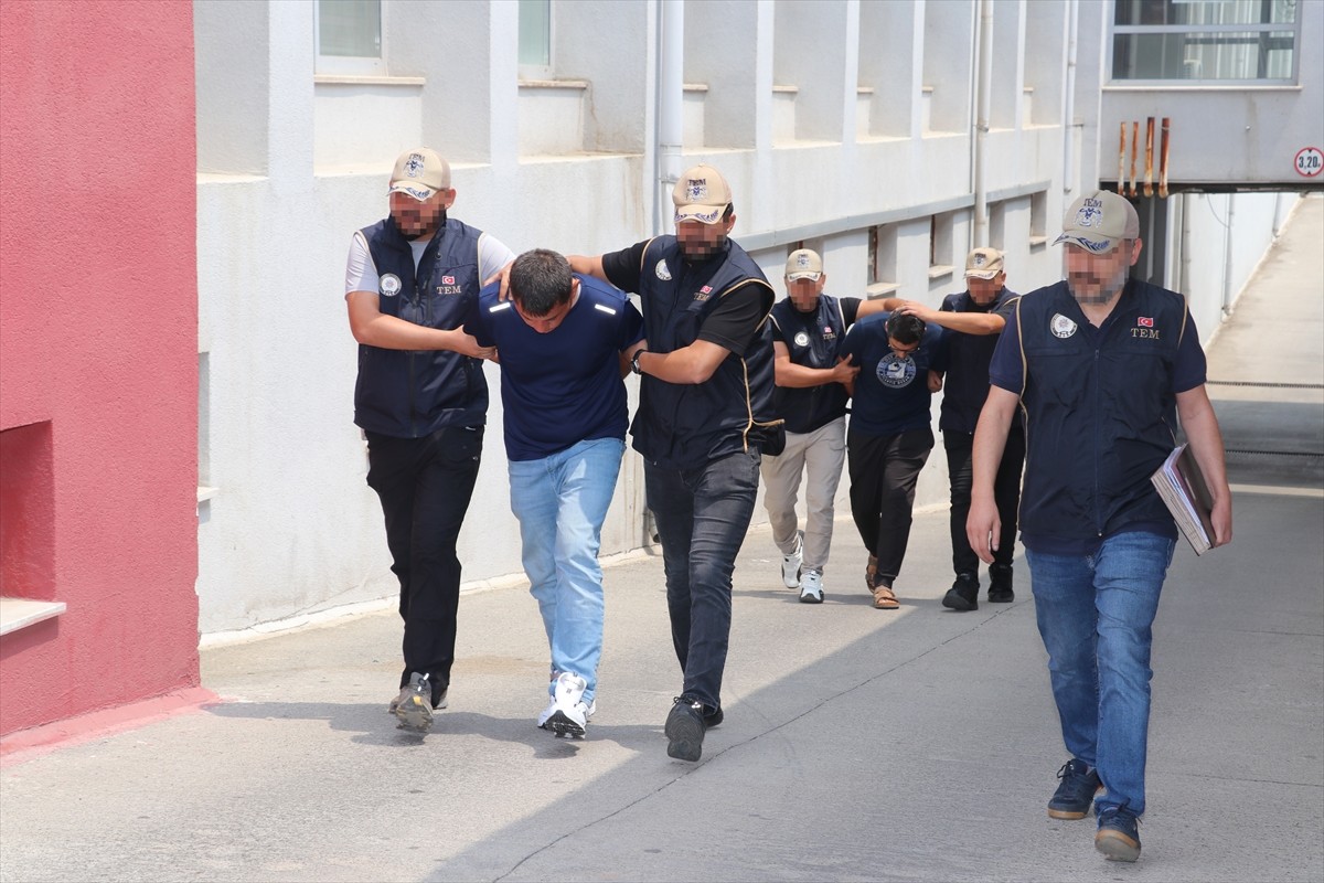 Adana'da haklarında 13 yıl 4 ay kesinleşmiş hapis cezası olan 2 firari Fetullahçı Terör Örgütü...