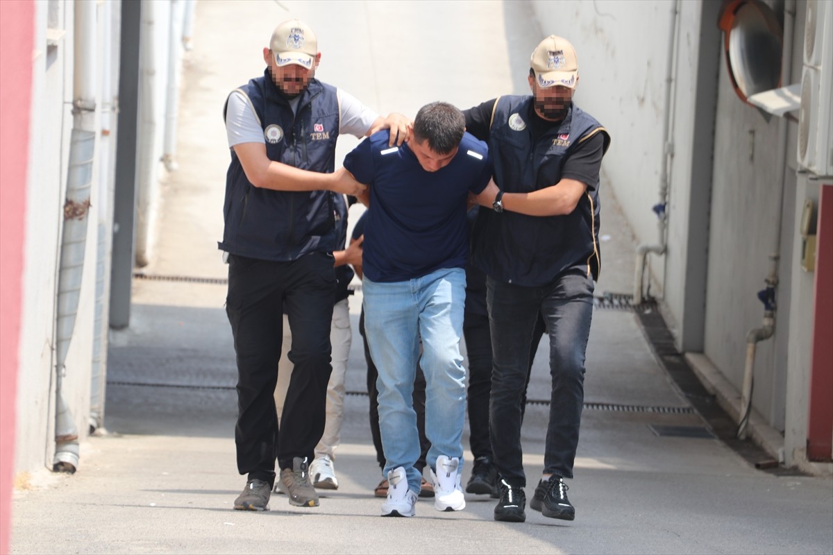 Adana'da haklarında 13 yıl 4 ay kesinleşmiş hapis cezası olan 2 firari Fetullahçı Terör Örgütü...