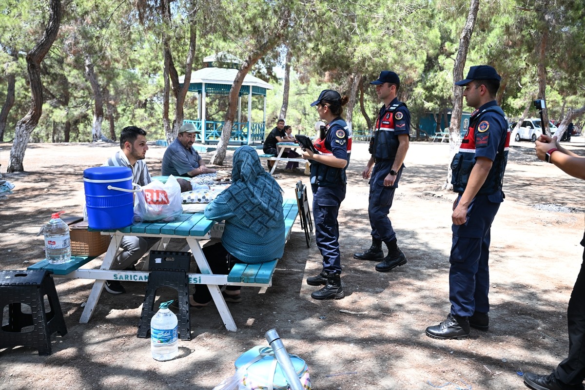 Adana'da jandarma ekipleri, piknik yapanlara orman yangınlarına karşı dikkatli olmaları konusunda...