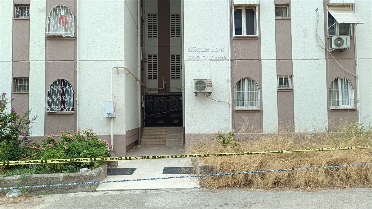 Adana'da merdiveni çöken apartmanda mahsur kalan 20 kişi itfaiye ekiplerince tahliye edildi...